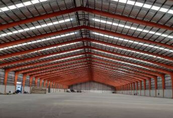 Prefabriceerde modulaire staalconstructie werkplaatsgebouw Industriële en commerciële toepassingen Aangepaste afmetingen Duurzaam frame Weerbestendig Productiefaciliteiten Logistieke opslagplaatsen Landbouwschuur