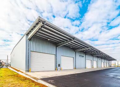 Geprefabriceerd lichtportaalframe Stalen structuur Magazijn Fabrieksgebouw Q345B Q355B Fabrikantinstallatie Voorafgebouwde metalen opslageenheid Waterdichte ruimtebesparende opslagoplossing