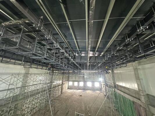 Geprefabriceerd stalen gebouw met enkele overspanning Textielfabriek Werkplaats Zijtoegangsdeureenheden Gegalvaniseerde stalen kolommen Opbouw op locatie