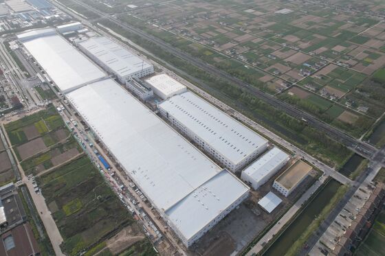 Modulaire, voorgeboorde stalen frameconstructie, ter plaatse geassembleerd, industriële installatie, multifunctionele werkplaats, logistiek opslaghuis met bijpassende bouwaccessoires